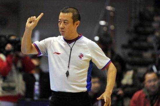  尼斯主帅赛后炮轰裁判，争议判罚引发舆论风波  