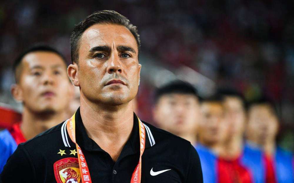  朗斯锋线搭档配合默契联手攻破对手球门